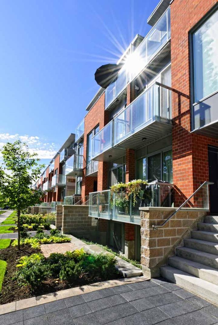 Quelle est la différence entre un balcon et une terrasse à Saint-Léonard ?